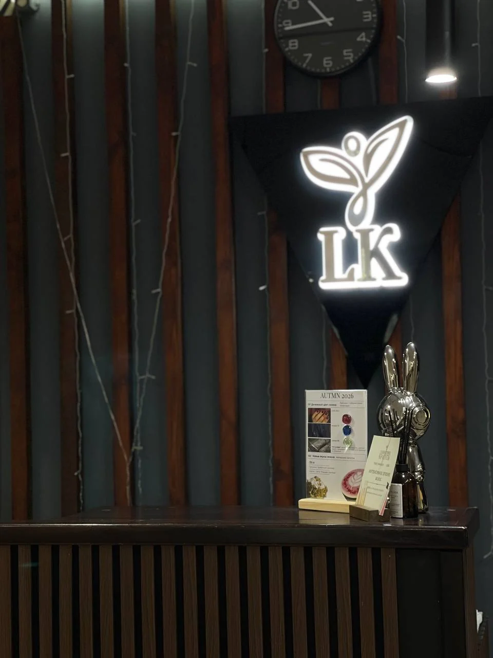 Стойка администратора с логотипом LK